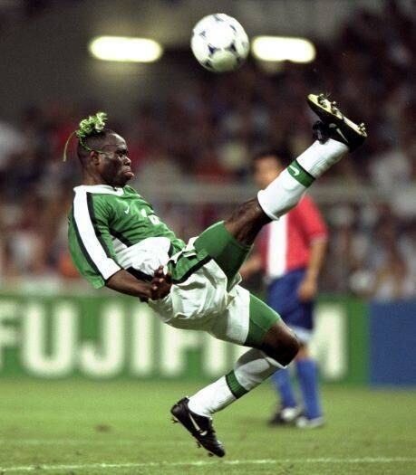 O nigeriano Taribo West é fácil entender porque ele está aqui: seu cabelinho pra lá de estranho