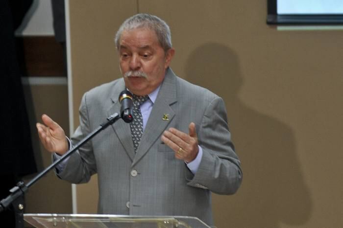 Palestras: na esteira da popularidade conquistada como presidente, Lula discursa sobre política, economia e pobreza em palestras que custam cerca de R$ 250 mil cada — o valor mais caro do Brasil. Isso equivale, em duas horas de discurso, a quase três salários mínimos de R$ 678... por minuto! Achou caro? O valor sobe quando a palestra é internacional! Descubra o cachê a seguir