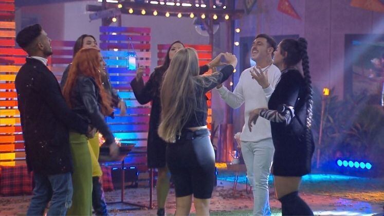 Rock, sertanejo, pagode...Não tem estilo que eles não
curtam! Na pista de dança, os participantes cantaram palavra por palavra do medley do grupo
de pagode Menos é Mais e extravasaram suas emoções