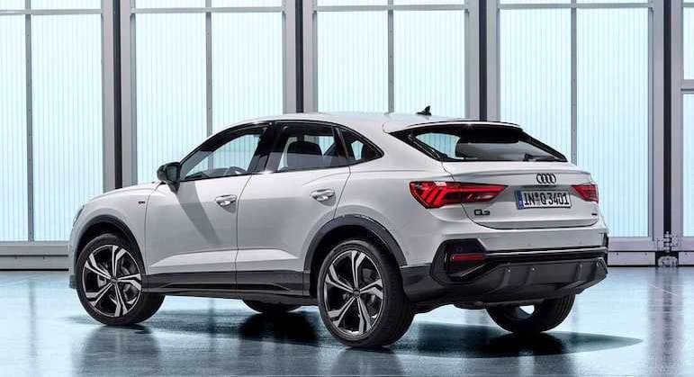 Traseira tem faróis grandes que sobrepõem a tampa do porta-malas