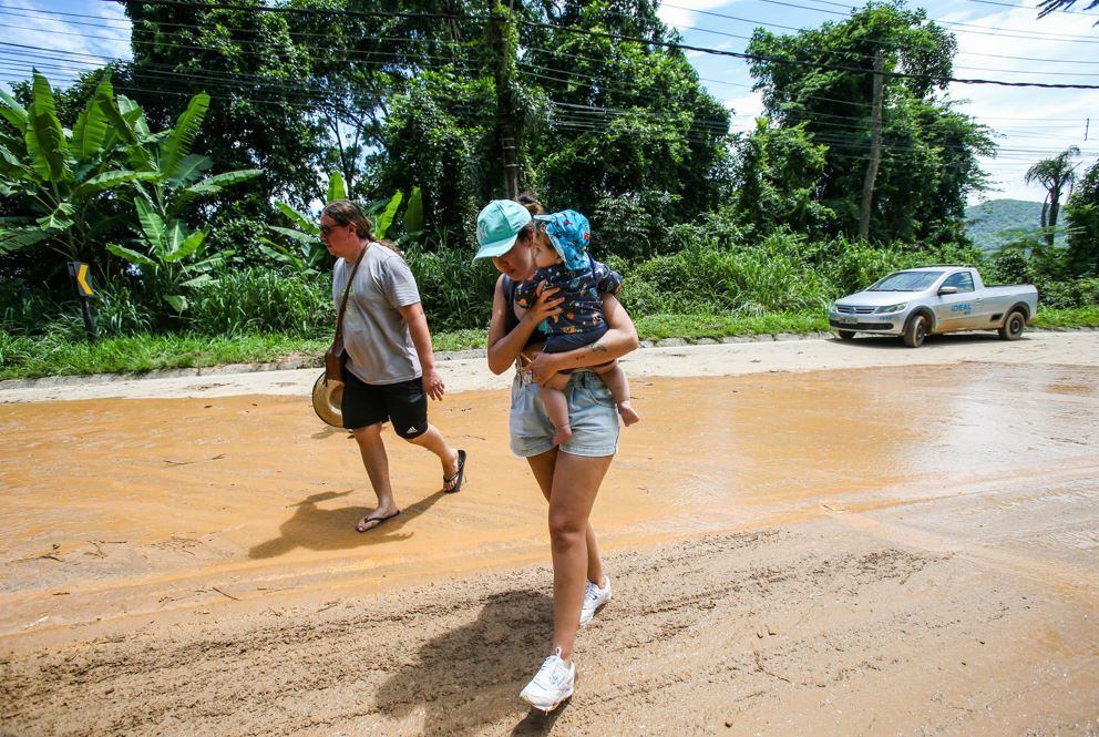 Famílias de áreas de risco deixaram casas