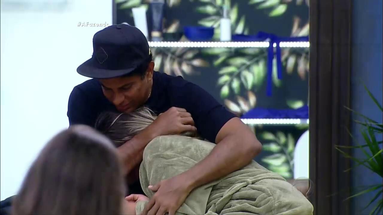 Questionada pelos colegas sobre a resposta para a pergunta
de Thiago na carta, Ana Paula não teve dúvidas. 


— É claro que é sim. Ai, Thiago, eu também te amo, seu louco,
seu maluco, doido! 

+ Quelynah fala sobre crise de depressão e revela ter medo de Douglas: “Eu acho que ele bate, pode até ser em mulher”
+ “Erros” de Douglas e “jogo” de Marcelo são temas de Luka e Rebeca
+ Douglas Sampaio revela que falhou na primeira vez: "Foi horrível. Eu fiquei com medo"

