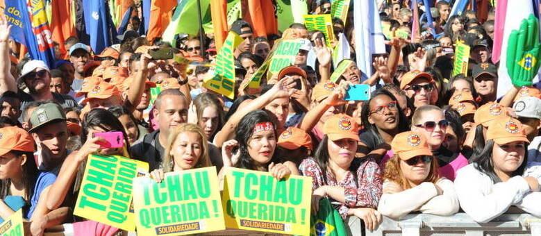 Manifestantes levaram cartazes contra a presidente Dilma Rousseff na festa de 1º de maio da Força Sindical