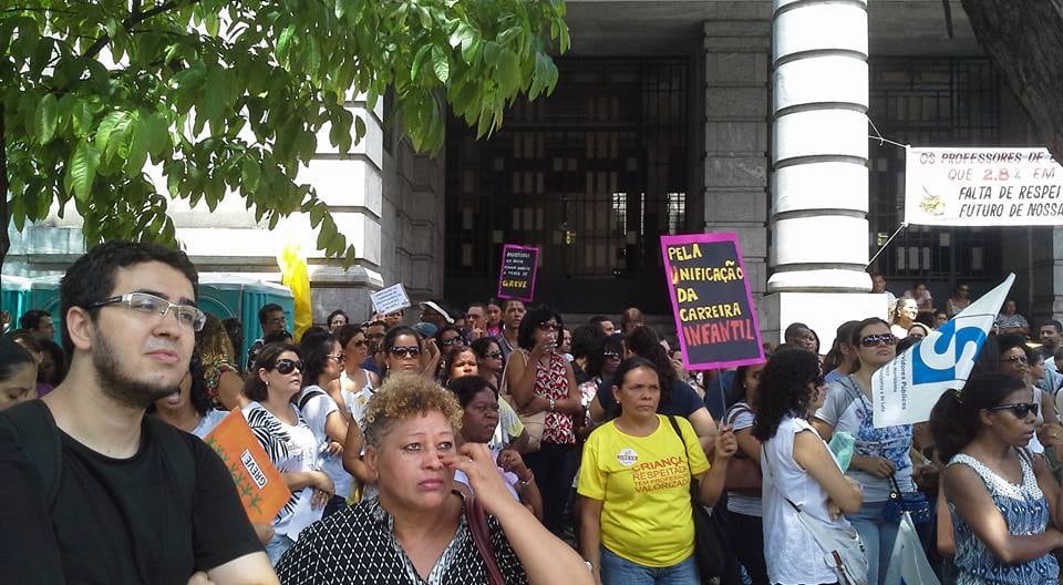 Servidores fazem ato em frente à Prefeitura de BH