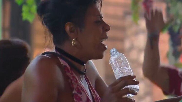 Repeteco de Escrito Nas Estrelas

Em todo álbum pop, a música mais badalada acaba ganhando uma versão 'ao vivo'. Márcia Fu cumpriu esse requisito e mostrou como se faz ao cantar a canção de Tetê Espíndola para os colegas durante a Festa Itália. Meme renovado check!