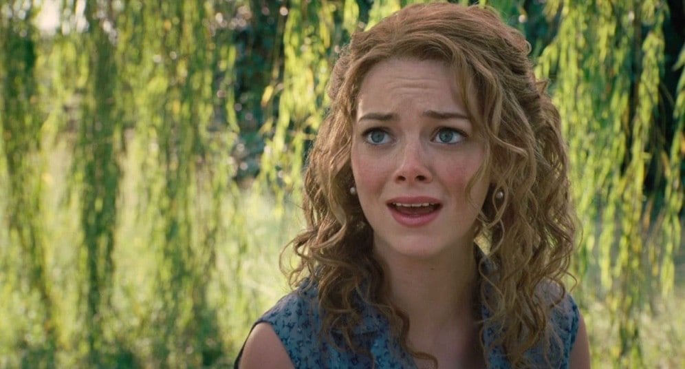 Machismo é inaceitável
"Feminino, como?" Foi com essa frase que a atriz interrompeu o namorado durante um evento de divulgação do filme O Espetacular Homem-Aranha 2 em uma escola na Califórnia, nos Estados Unidos. Uma criança perguntou a Andrew Garfield como ele conseguiu a fantasia de Homem-Aranha.

— Ele a fez, com suas próprias mãos. Ele costurou, fez aulas de costura e bordado. É algo bem feminino de se fazer. Ele fez algo muito masculino de um jeito feminino. 

Logo em seguida, Emma parece não ter gostado do sentido machista na frase e rebateu perguntando-o "feminino, como?". Surpreso com a reação da namorada, ele explicou que aquilo é um trabalho cheio de detalhes e mais delicado, por isso o "feminino"

