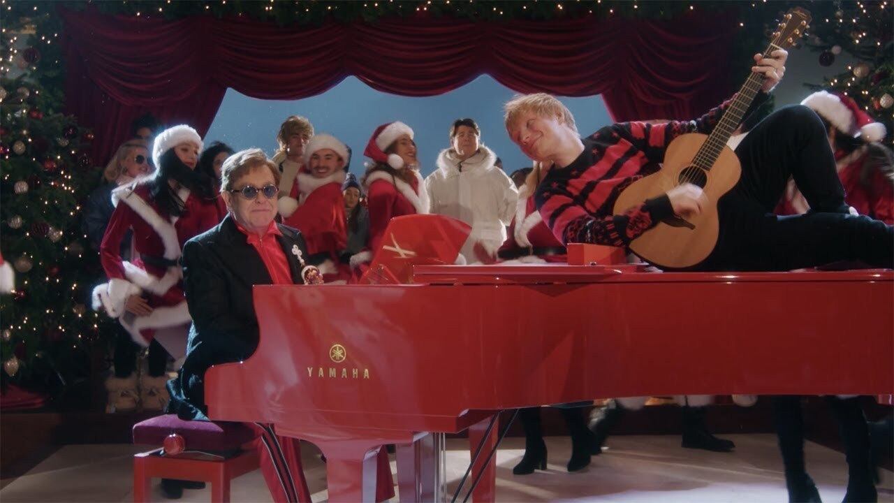 Ed Sheeran e Elton John
A dupla de britânicos lançou a linda canção Merry Christmas em parceria. A letra, sobre deixar os problemas para lá no Natal e espalhar o amor durante o período, combinou magistralmente com o timbre ritmado de Ed e o grave de Elton. A música tem muito piano e muitos sinos