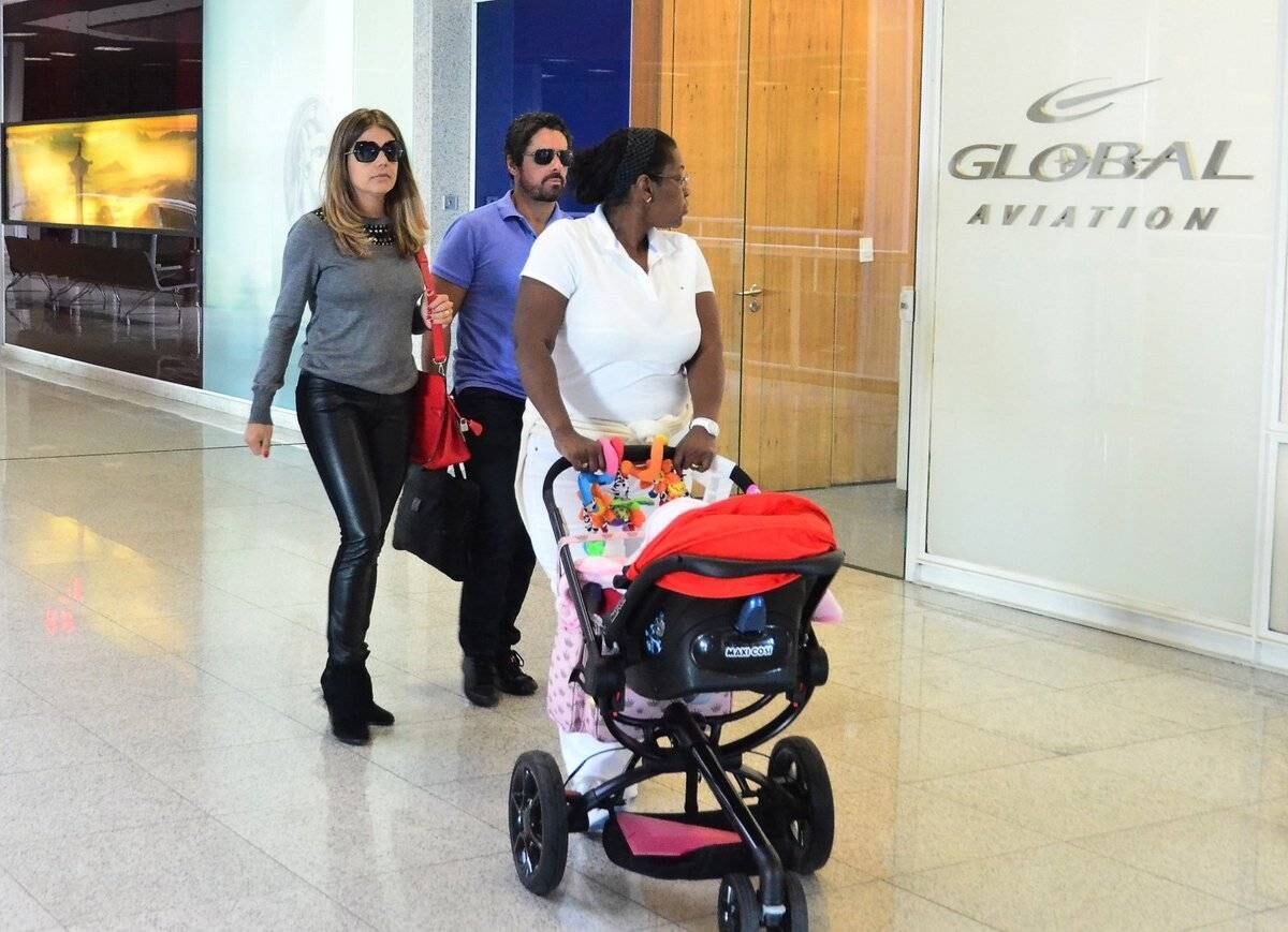 A babá levava o carrinho de bebê