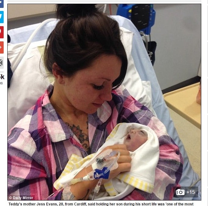 Conheça a história do doador de
órgãos mais jovem da história da Inglaterra. O nome dele é Teddy Houlston, um
corajoso menininho que, desde quando ainda estava na barriga da sua mãe junto
com seu irmão gêmeo, recebeu um duro diagnóstico: anencefalia. Teddy nasceria
vivo, mas viria ao mundo sem um cérebro