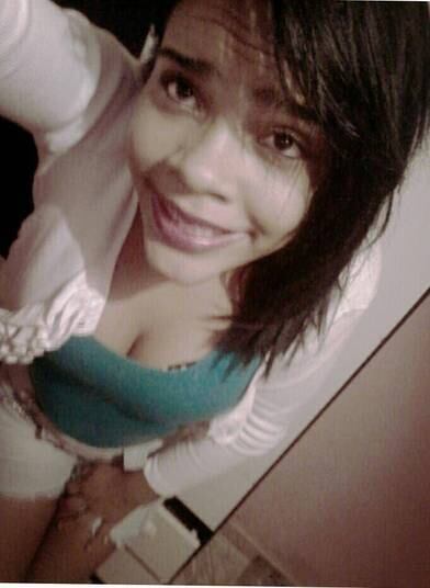 Em março deste ano, a adolescente Yorrally Ferreira, de 14 anos, teria sido morta pelo namorado, de 18 anos, com um tiro à queima roupa. O rapaz, que chegou a confessar que foi tudo planejado, filmou a ação pelo celular e compartilhou nas redes sociais. O crime foi cometido horas antes de o acusado completar 18 anos de idade. Leia a matéria completa