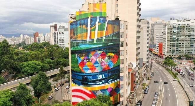 Mural tem 41 metros de altura e 17,5 metros de largura