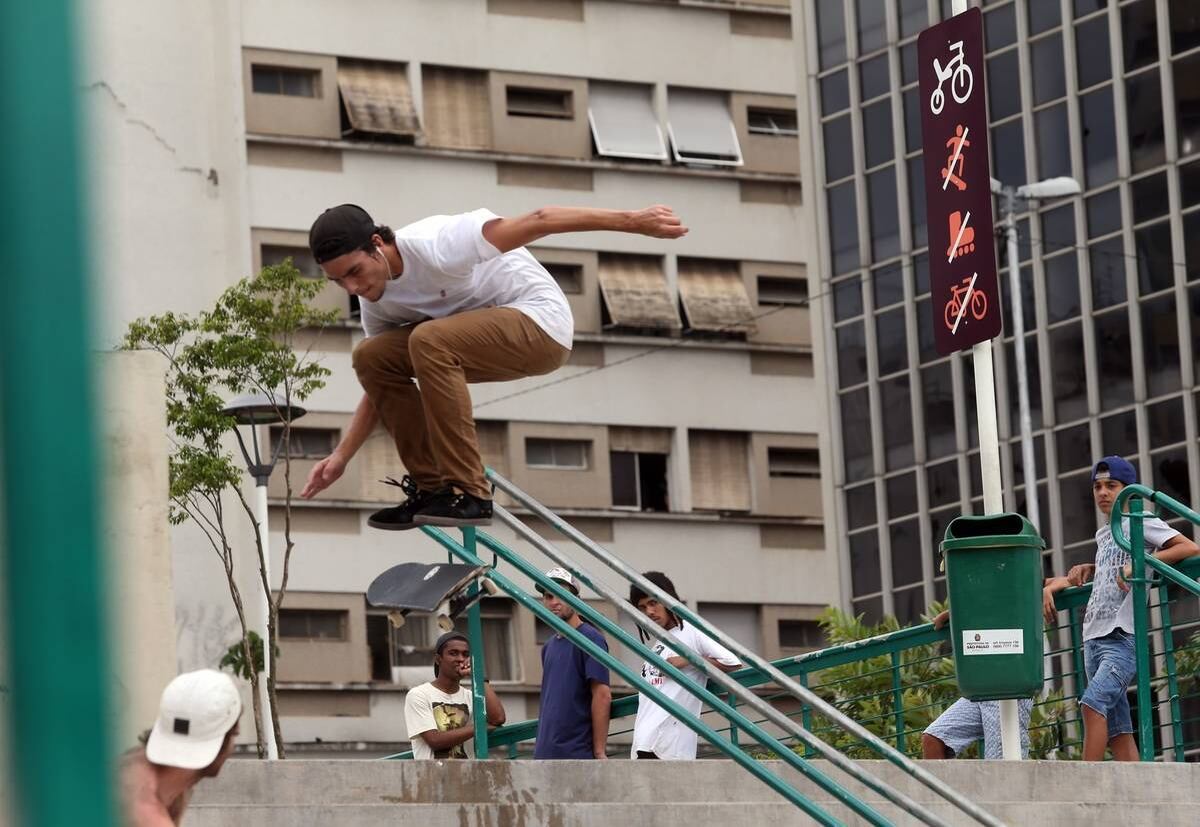 A praça ficou marcada também pela tensão entre
moradores e skatistas. Em fevereiro do ano passado, placas de sinalização foram
instaladas, orientando em quais lugares eram permitidos o uso de skate e patins.
No ano passado, uma reunião envolvendo a
Subprefeitura da Sé, GCM (Guarda Civil Metropolitana), Ação Local Roosevelt,
Confederação Brasileira de Skate e representantes da sociedade civil discutiu a
implantação de uma área reservada para os skatistas
Além de adequar alguns espaços como as áreas
destinadas à prática do esporte, as intervenções visam reparar as estruturas
danificadas e vandalizadas, melhorar a acessibilidade do local para pessoas com
deficiência ou mobilidade reduzida.
De acordo com a assessoria de imprensa da
Prefeitura de São Paulo, as novas obras da praça Roosevelt estão em fase de licitação.
A estimativa é que até janeiro de 2015, a licitação
esteja concluída. Após contratadas, as obras devem ser executadas em uma prazo
de seis meses. O orçamento previsto é de R$ 1,486 milhão.
A escadaria que dá acesso à
praça pela rua da Consolação será o espaço reformado que ficará reservado os skatistas. Nessas escadas serão retirados os pisos de alerta e
construídas rampas para as manobras. Os corrimãos também serão transformados em
equipamentos de manobras para os skatistas