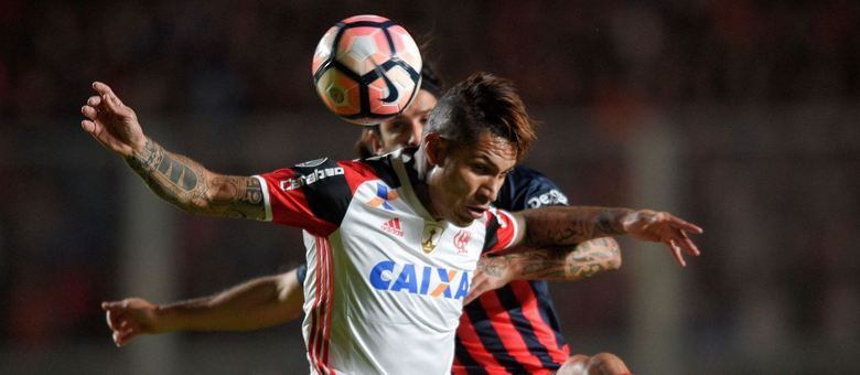 Paolo Guerrero esteve em campo pelo Flamengo na eliminação da Libertadores para o San Lorenzo
