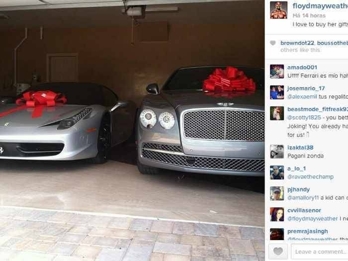 Considerado o atleta mais rico do mundo, o boxeador usou as redes sociais para exibir dois novos mimos: uma Ferrari 458 Itália e um Bentley Flying Spur, que custam, juntos, a bagatela de R$ 2 milhões. O detalhe: os carros serão dados de presente. "Adoro comprar presentes pra ela", escreveu no Instagram, sem revelar a ganhadora dos carrões
