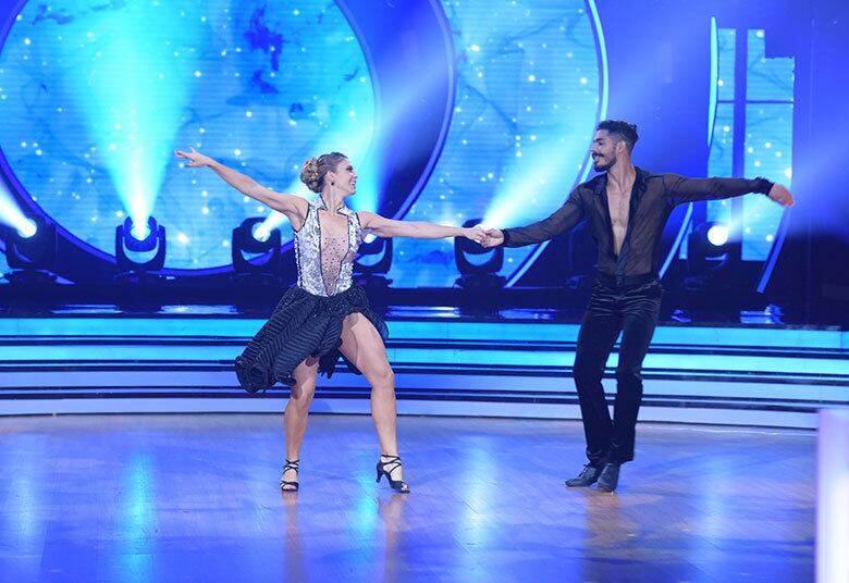 Os trajes de Sheila Mello e Marcelo Vasquez engrandeceram o toque clássico nos passos longos e contínuos do Foxtrote