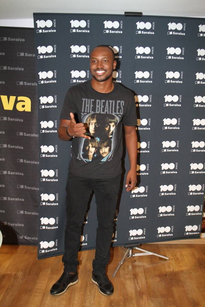 Outras fãs não encararam com bom humor a situação de terem
ficado do lado de fora e protestaram com cartazes. Whitney Costa, de 18 anos,
moradora de São Gonçalo, região metropolitana do Rio, protestou.

  


— Saí de casa às 6h. Quando cheguei aqui já tinha acabado.
Tinham que liberar mais senhas. Faltou carinho porque eu comprei o CD na
esperança de ver o Thiaguinho e tirar uma foto com o cantor. E nada