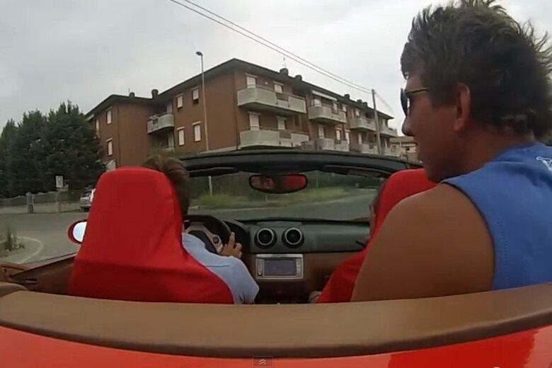 Ao invés de entrar com cuidado na curva, o jovem a bordo da Ferrari pisou fundo e... 