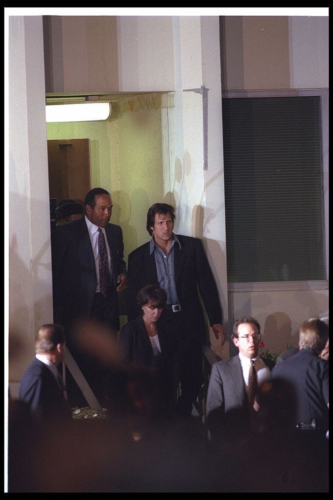 Essa imagem mostra OJ e seu advogado entrando na corte, em 1995. O julgamento durou mais de um ano e foi acompanhado de perto pela imprensa e público dos Estados Unidos
