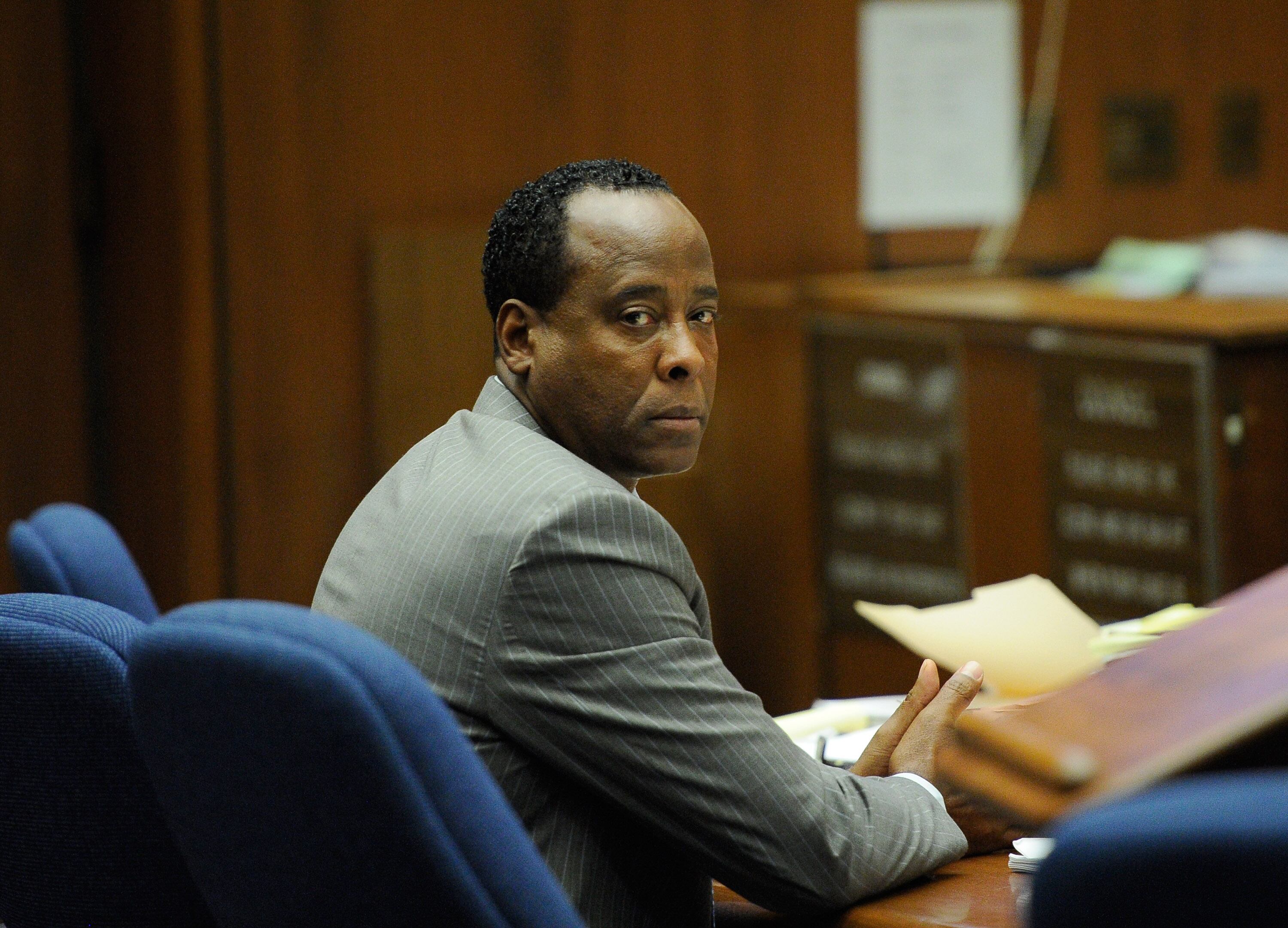 Conrad Murray pode ganhar dinheiro escrevendo um livro