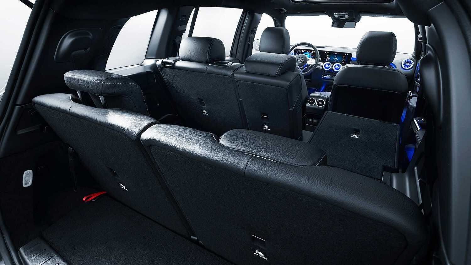 segunda fileira tem bancos tripartidos com ajuste de inclinação individual e dois bancos adicionais