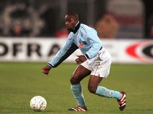 Com passagens por grandes times europeus, como Real Madrid, Chelsea e PSG, além de ter construído uma vitoriosa carreira com a seleção francesa, o volante Claude Makélélé vestiu a camisa do Celta de Vigo por duas temporadas no fim da década de 90