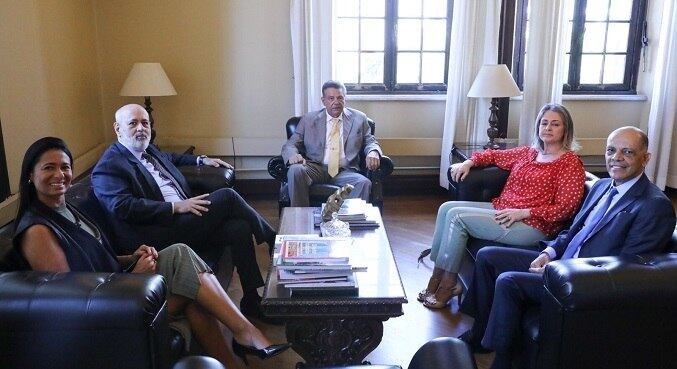 Encontro no Tribunal de Justiça entre Gerente de Relações Institucionais da RECORD, Karina Lajusticia, Presidente da RECORD, Luiz Cláudio Costa, Presidente da Seção de Direito Privado, Desembargador Heraldo de Oliveira Silva, Assessora Jurídica da IURD, Adriana Guerra e Diretor de Relações Institucionais da IURD, Bispo Vitor Paulo