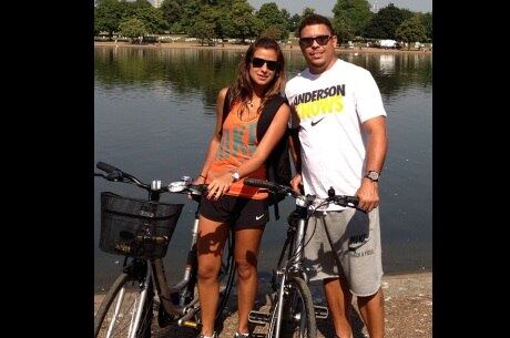 Paula Morais e Ronaldo se divertem em dia no parque