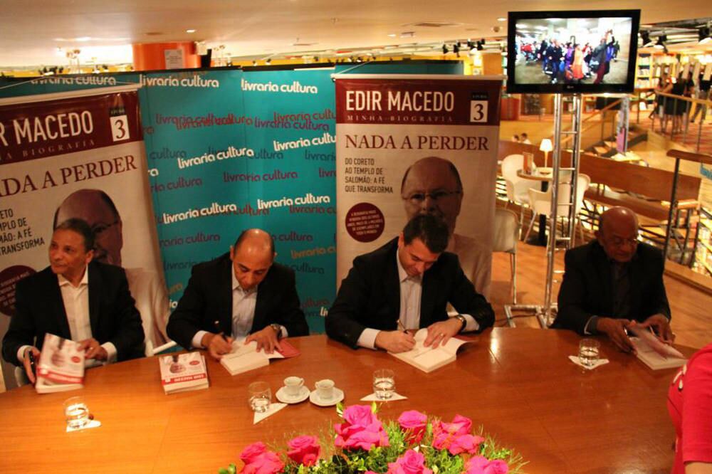 Os bispos Sidnei Marques, Hermes Soares, Fernando Mendes e Sidney Costa, que estavam representando o bispo Edir Macedo no evento, participaram do lançamento autografando os livros
Leia mais

