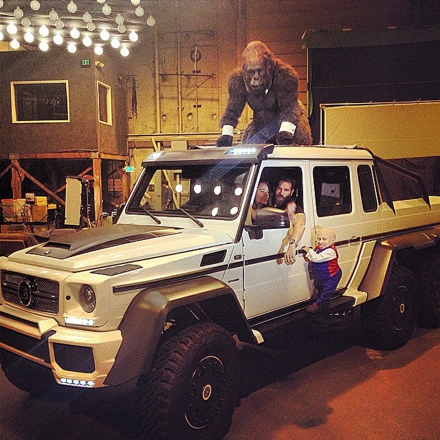 "Testando a segurança do meu jipão 6X6. Até agora, parece impenetrável"