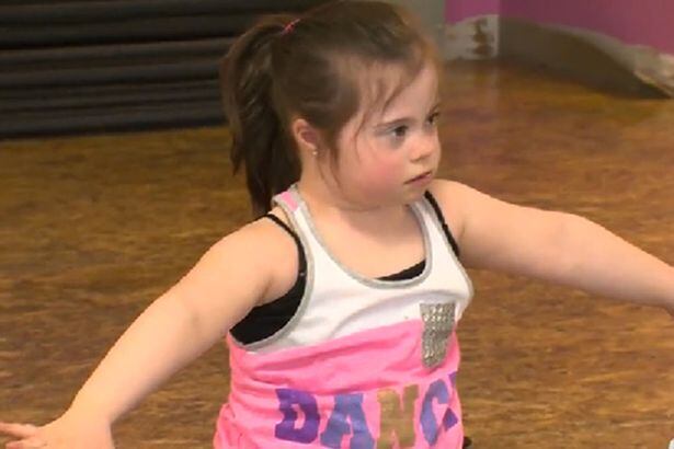 A menina Ana Malaniuk, de seis anos, tem aprendido a dançar com a vida desde cedo. Isso para lidar com os passos em falso em que muitas pessoas com preconceito ainda tropeçam