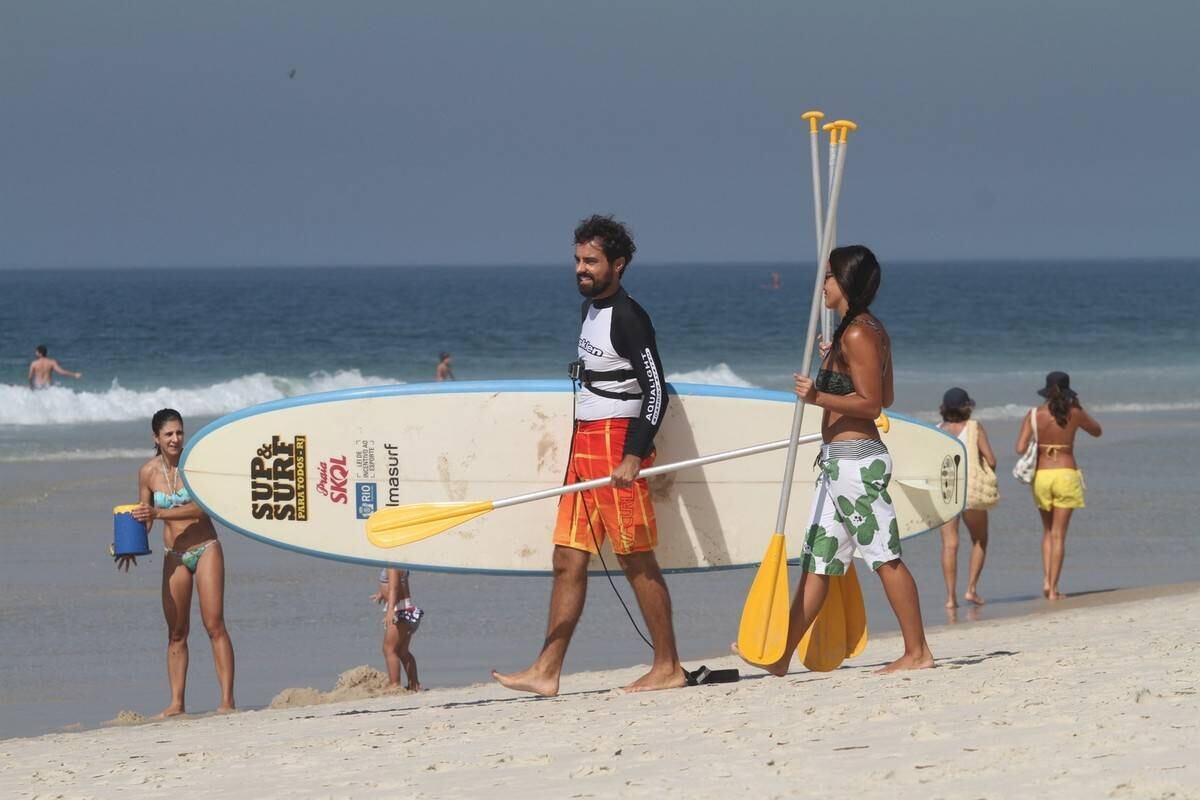 Bruno Gagliasso e Ricardo Pereira praticam stand up paddle na praia da Barra da Tijuca, no Rio
