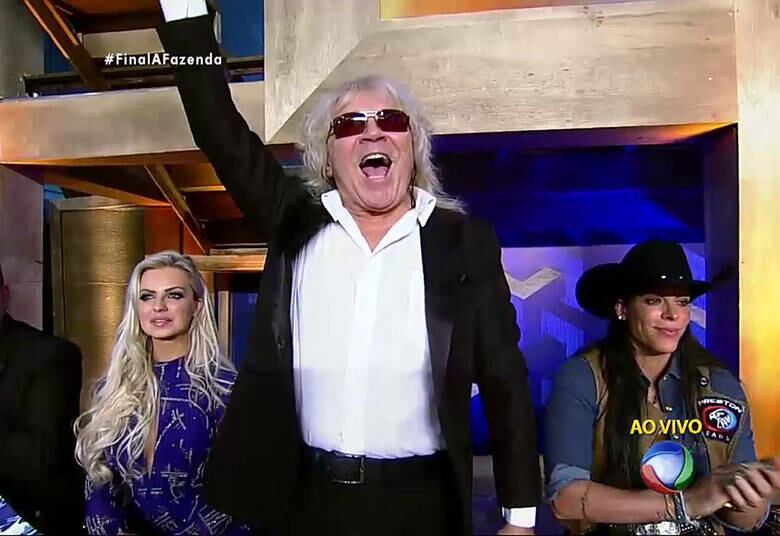 Entusiasmado com a final do programa, Ovelha estava junto dos peões da Equipe Machado. Enquanto alguns dos peões do Serrote se aprontavam para o grande dia, os da equipe Machado estavam mais tranquilo e aproveitavam a companhia um do outro


+ Na expectativa pela final, ex-peões se divertem nos bastidores de A Fazenda
+ É muita magia para uma galeria só! Relembre os melhores banhos de A Fazenda 8
+ Luka Ribeiro quer sair de A Fazenda para tomar banho pelado
+ Tensão toma conta das Roças de A Fazenda. Relembre o que rolou em todas as disputas da atual temporada

