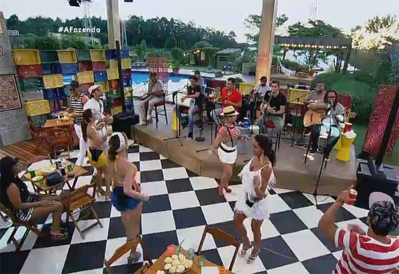 Melhor Festa
"A festa com o Revelação, foi
incrível! Estava me sentindo milionário com o grupo tocando na varanda de casa”
+ Douglas Sampaio agradece Mara Maravilha pelos tapas na cara: "Foram tapas de R$ 2 milhões"
+ Acesse R7 Play e assista às íntegras do Hoje em Dia! Clique e experimente de graça!