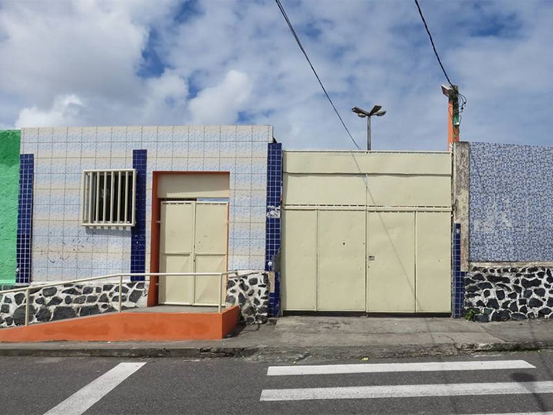 O caso ocorreu na quinta-feira (17), nas imediações do Colégio Estadual Sara Violeta de Mello Kertez. De acordo com informações da Polícia Civil, dois homens a bordo de uma motocicleta disparam três tiros contra Joabe de Jesus da Silva
