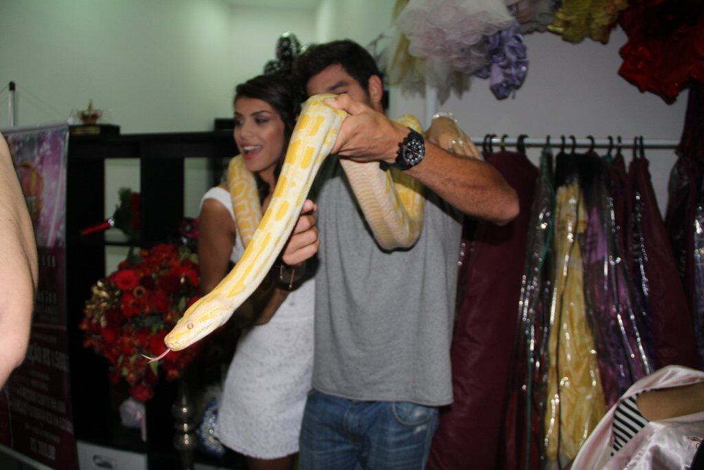 E Fran, também ex-BBB e namorada de Diego, não se intimidou com o animal 