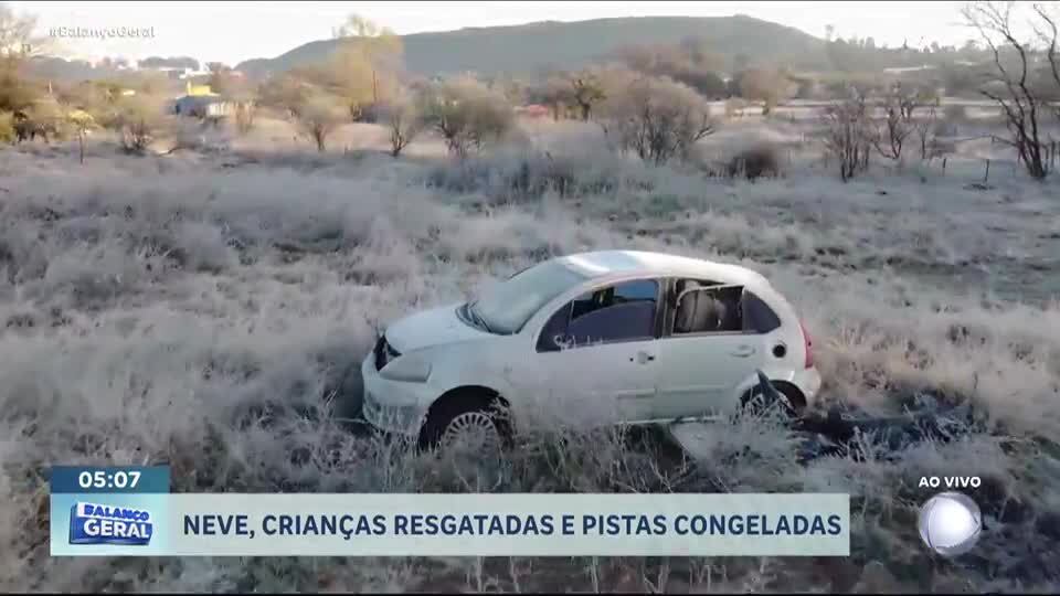 Nova onda de frio faz nevar e deixa estradas congeladas no Sul do Brasil