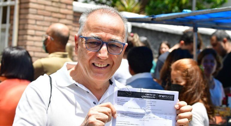 Aos 67 anos, Roberto Souza presta o Enem pela primeira vez
