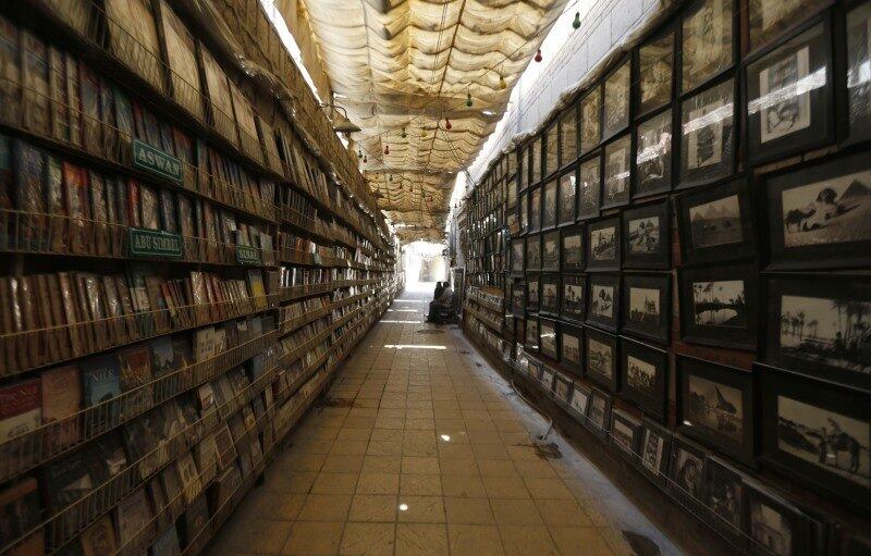 Vendedor espera por clientes em loja de souvenirs no Cairo.
O rendimento turístico do Egito caiu 24,7% na primeira metade de 2014, de
acordo com o ministro do Turismo do país