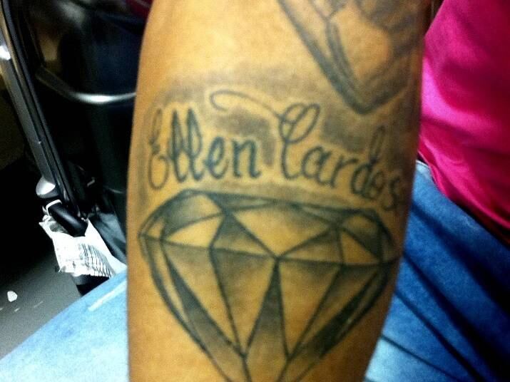 

O cantor também dedicou uma de
suas tatuagens à Mulher Moranguinho. Casados desde o ano passado, ele exibe no braço
direito o nome Ellen Caroline junto a um diamante!



+ASSISTA  ao lançamento da nova música de NALDO BENNY
+Qual tatuagem de Naldo Benny você mais gosta? Vote!
