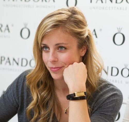 Ashley Wagner, mesmo com essa cara de pouca paciência, é uma tremenda de uma gata!