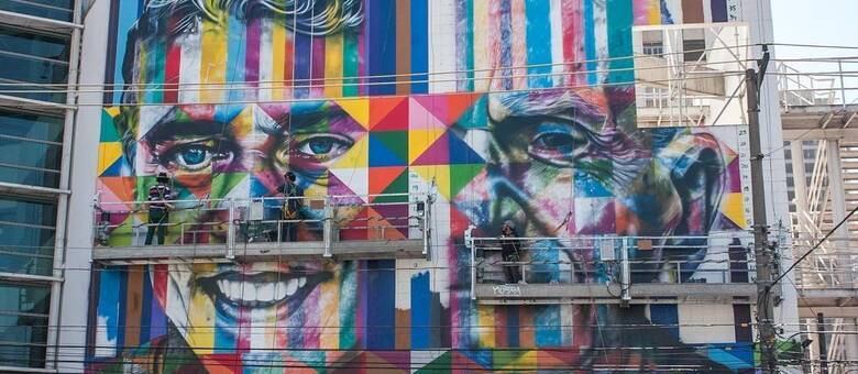 A cidade de São Paulo vai ganhar mais um mural do grafiteiro Eduardo Kobra. Os homenageados dessa vez serão o cantor e compositor Chico Buarque e o escritor Ariano Suassuna. A obra está sendo feito na fachada de uma livraria, na avenida Pedroso de Morais, 858, em Pinheiros, zona oeste. Os grafites de Kobra são reconhecidos internacionalmente e ele tem painéis como esse em diversas cidades do mundo