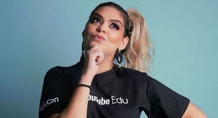 Professora Carol Mendonça, do canal Português para Desesperados