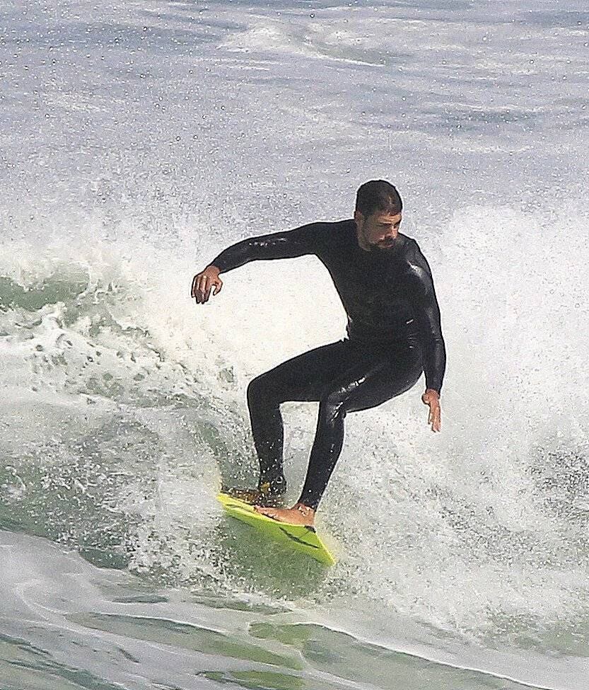 Cauã Reymond é fotografado em dia de surfe no Rio