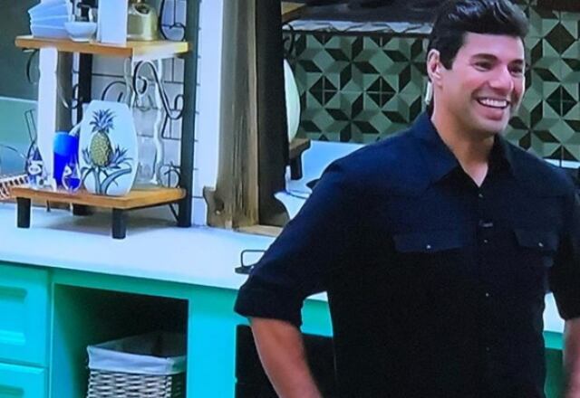 Bem antes de ter um reality show para chamar de seu, Felipe Bronze fez uma participação especial em A Fazenda. Por lá, ele surpreendeu os peões e invadiu literalmente a cozinha para reproduzir receitas de família dos finalistas

