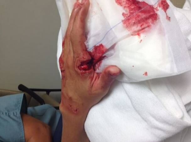 O jovem surfava na praia de New Smyrna
