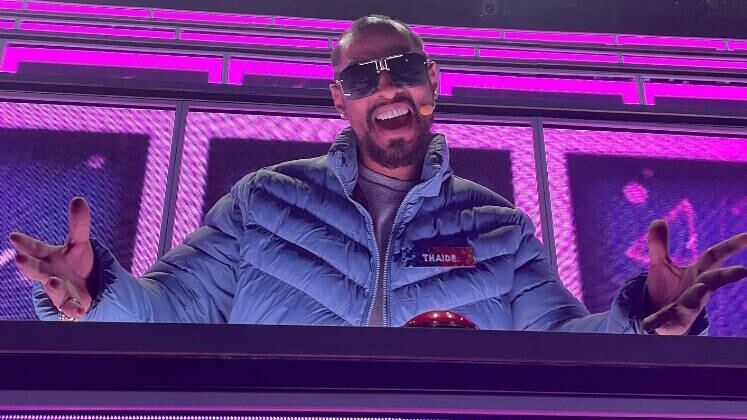 Ele chega com todo estilo e marcando presença no painel de jurados! Thaíde não ficou de fora e também compartilhou seus cliques nos bastidores do reality