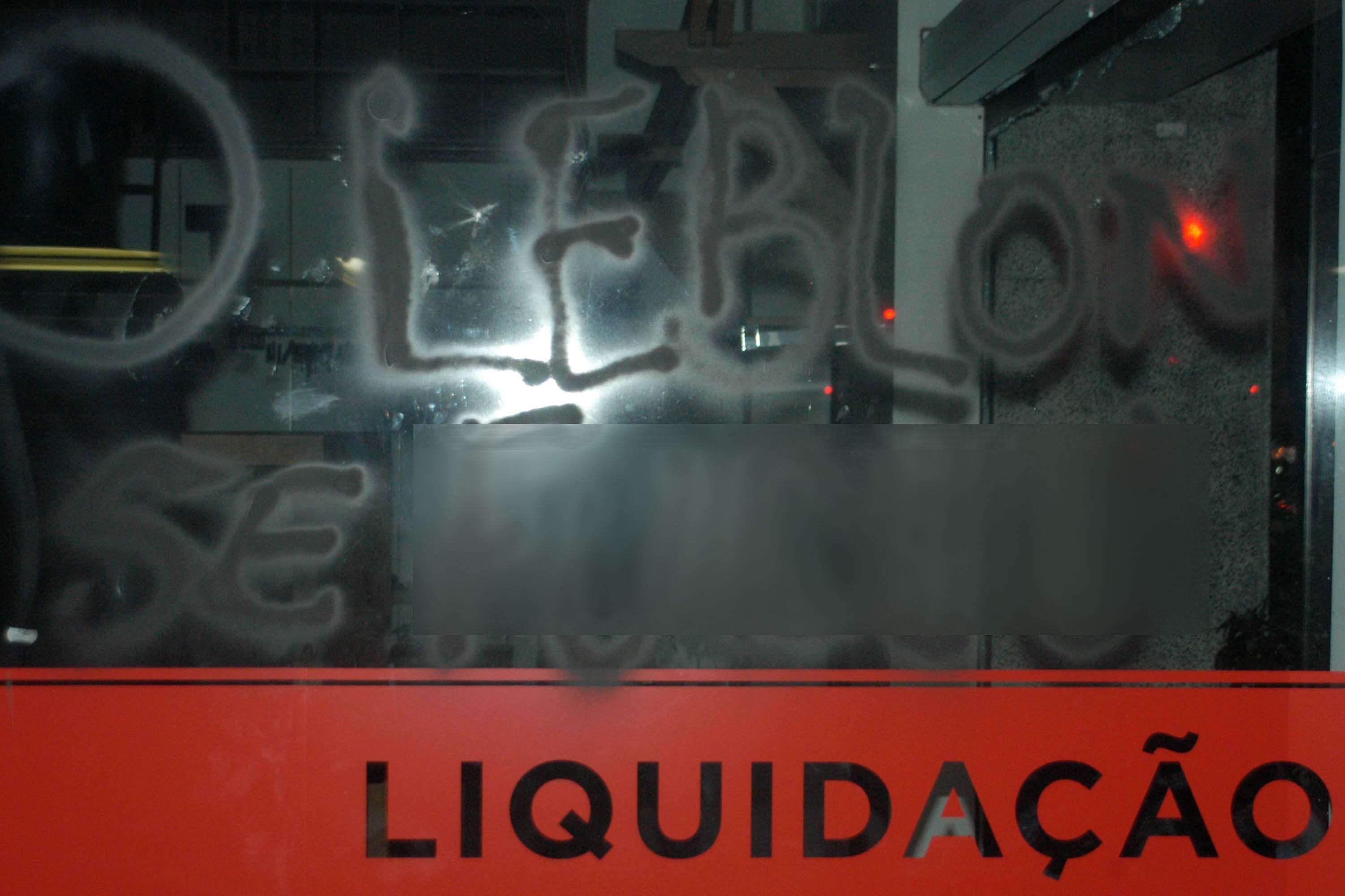 Vitrines de lojas foram pichadas com palavras de ataque ao Leblon, bairro com metro quadrado mais caro da cidade (cerca de R$ 20 mil)