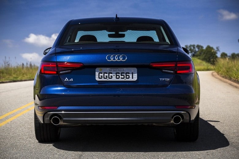 Atrás, o A4 se parece bastante com o A3 sedã. As lanternas, que agora trazem linhas mais retas, deixam o modelo com ar mais agressivo, mas não menos belo