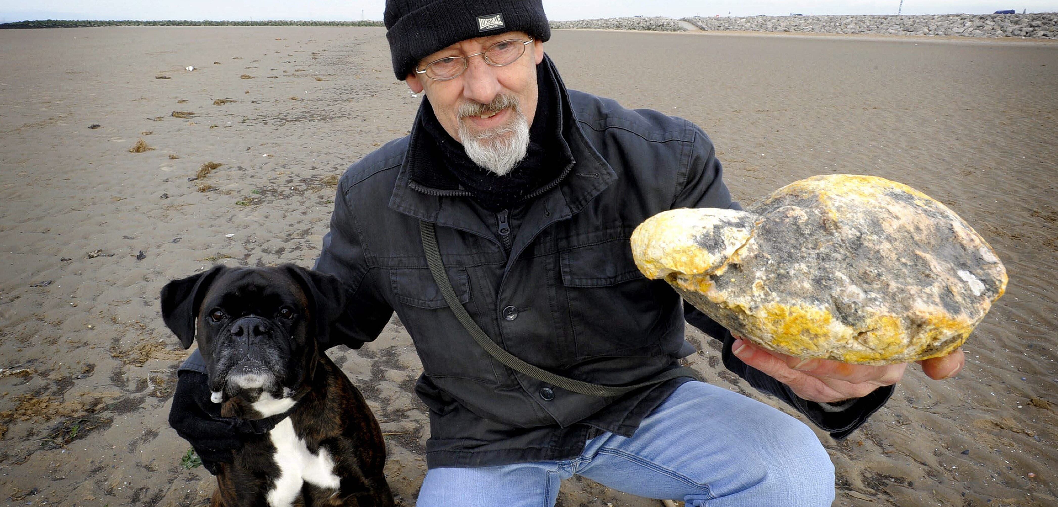 Ken Wilman e o seu cão, Madge, encontraram o valioso vômito