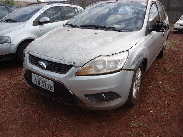 Este Ford Focus 2.0, ano 2009, tem lance mínimo de R$ 14 mil. No entanto, além do débito atrasado de R$ 3.400, o comprador terá que lidar com os bancos estragados e para-brisa e para-choques quebrados